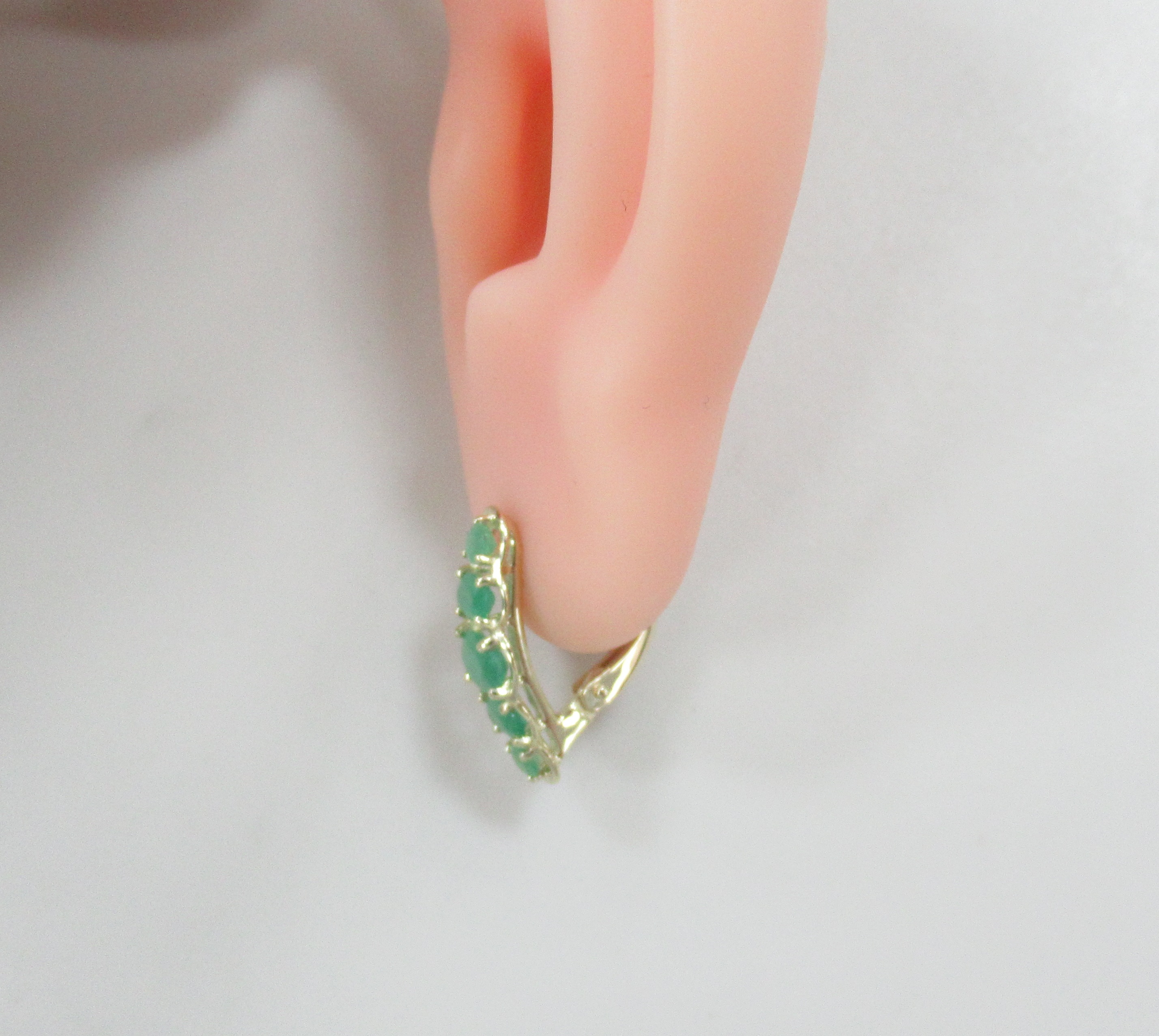 Серьги из желтого золота с изумрудами